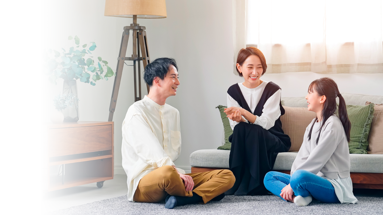 家族でくつろぐ様子