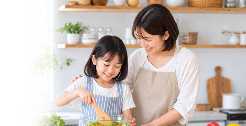 親子で料理を楽しむ様子