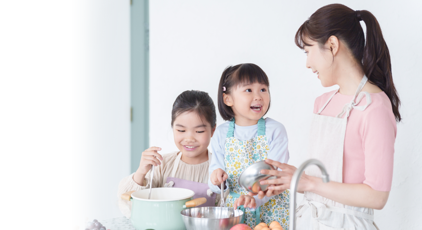 親子で料理を楽しむ様子