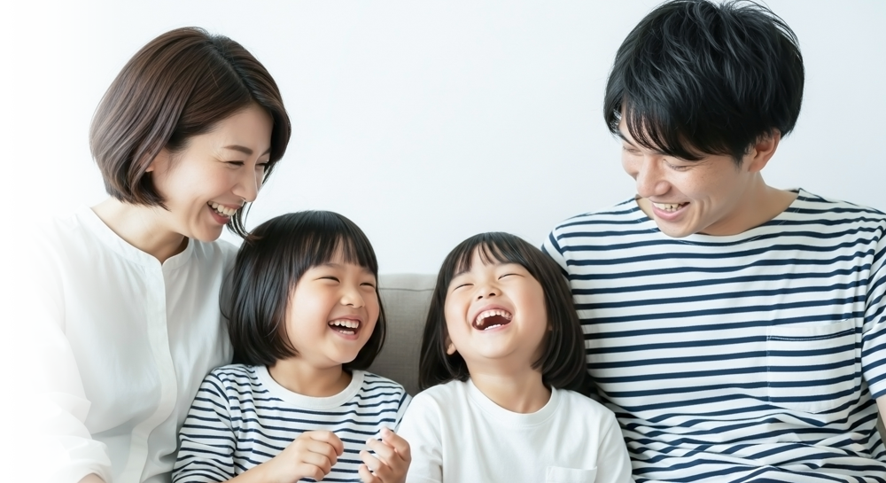 家族で楽しく過ごす様子