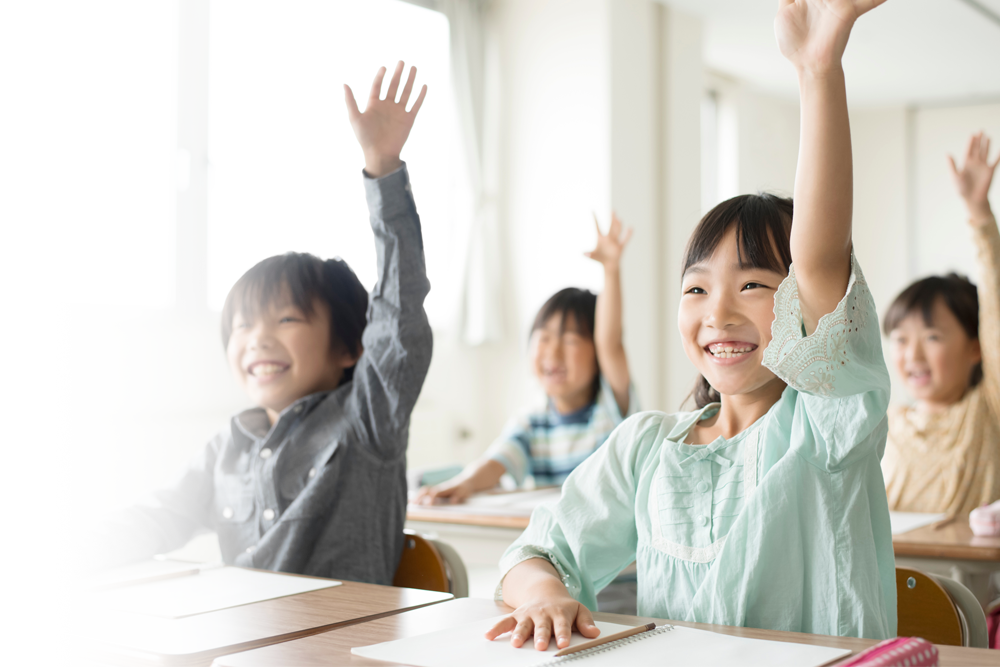 学校で授業を受ける子どもたち